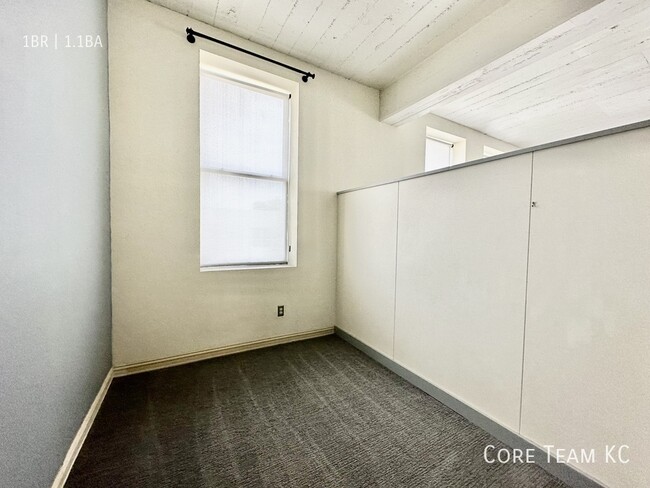 Building Photo - 1 Bed + Den Condo + Garage Parking For Ren...