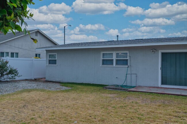 Building Photo - 2033 E Garvey Ave N