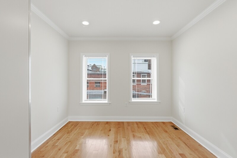 Building Photo - 2212 Cambridge St