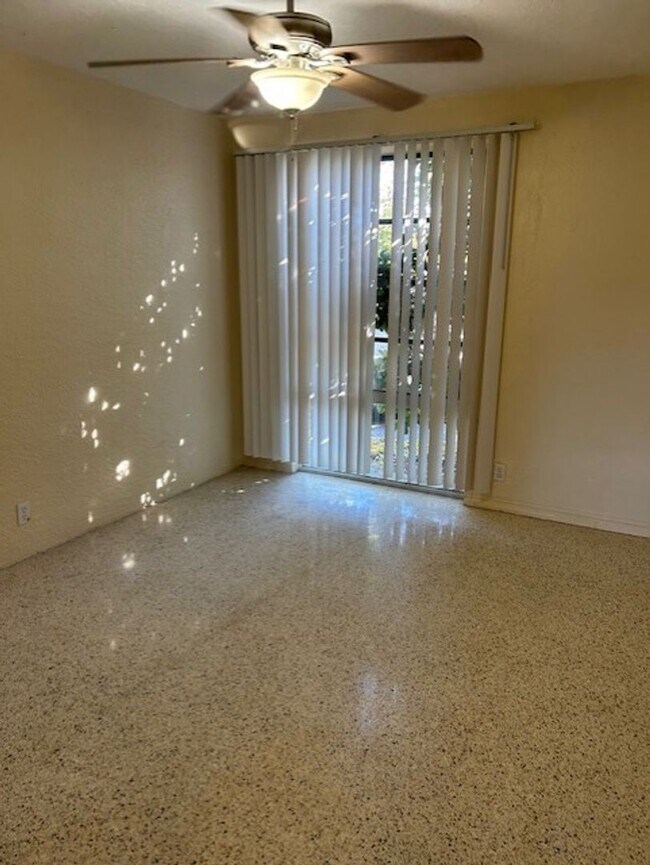 Building Photo - Well maintained 1/1 centrally located