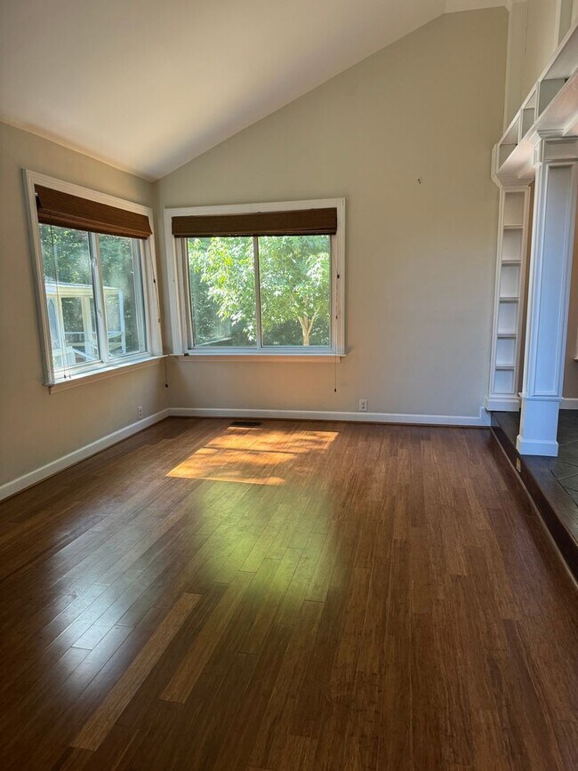 Building Photo - 3/4 Bedroom Single Family Home right off M...
