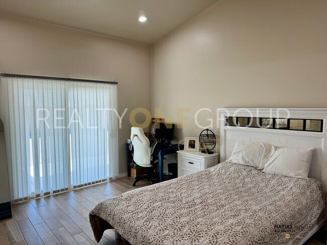 Building Photo - Enjoy those Arizona Sunset in this Three B...