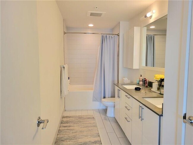 Building Photo - 999 SW 1st Ave