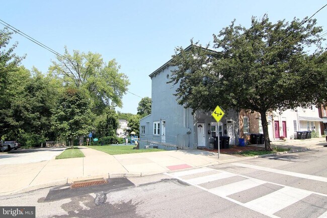Building Photo - 200 Maple St