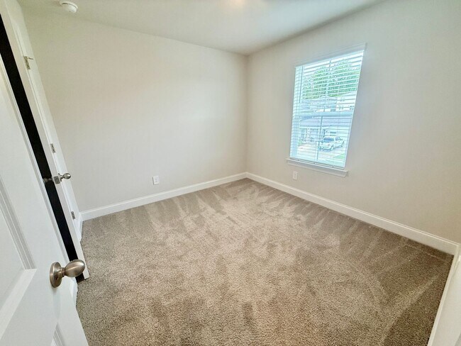 Building Photo - 3 Bed 2.5 Bath House with Garage in Hermitage $2500/mo