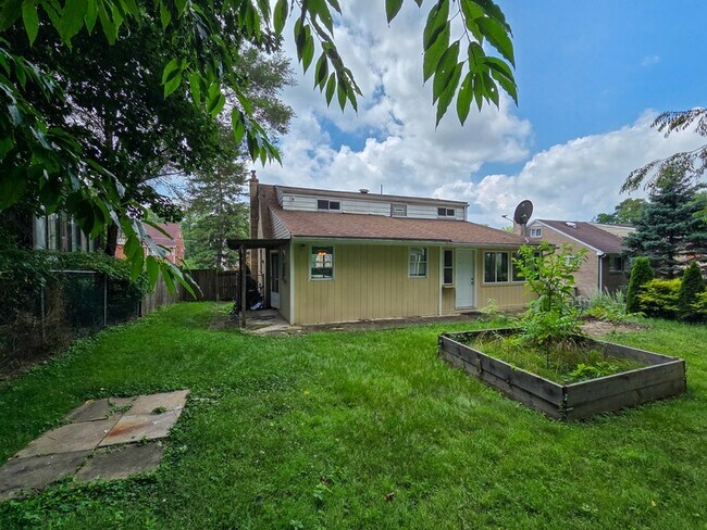 Building Photo - 151 Mahoning Dr