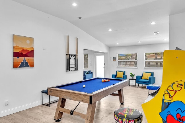 Building Photo - 1568 NE 35th St