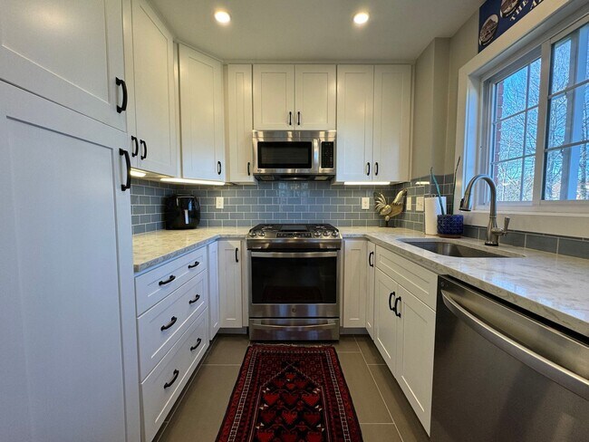 Building Photo - Charming 1 Bed 1 Bath End Unit Condo In Am...