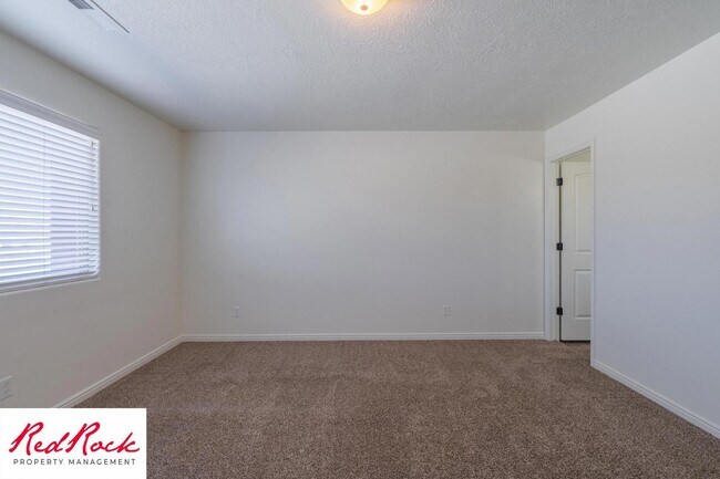 Building Photo - DOG-FRIENDLY 3 Bedroom Townhome with INTERNET INCLUDED!