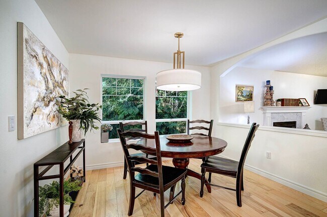 Building Photo - 3Bd/2Ba Issaquah Condo