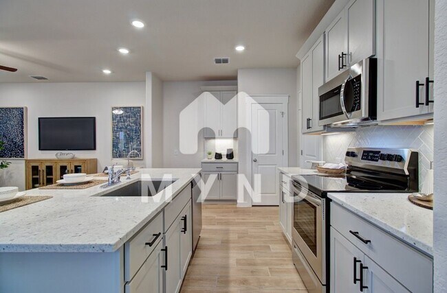 Building Photo - 888 Casina Cir