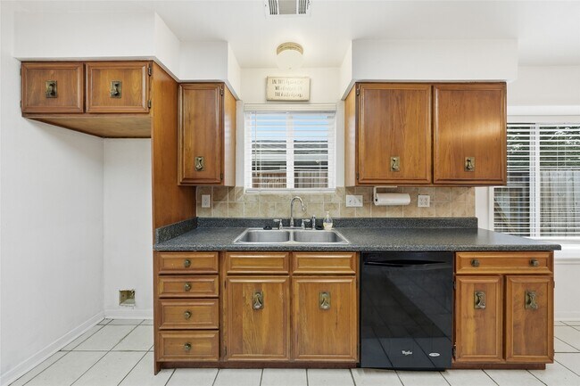 Building Photo - 18602 Lippizaner Dr