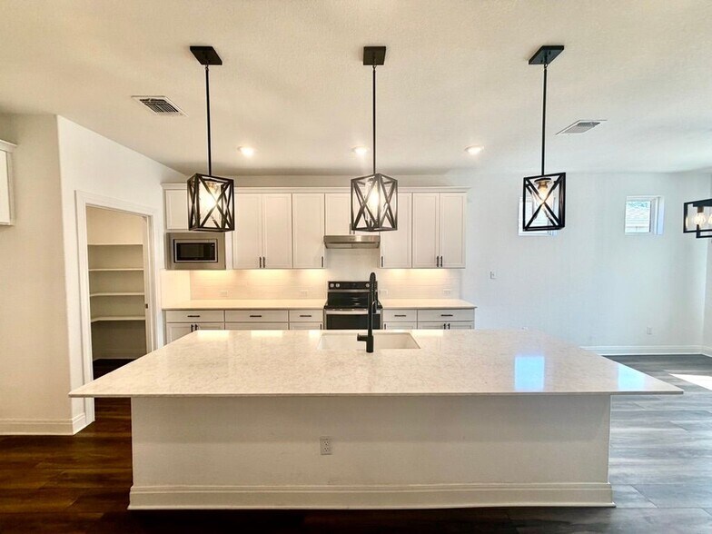 Building Photo - 125 Slenderleaf Dr