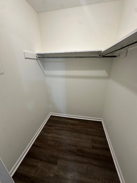 Building Photo - 1954 Lakeview Rd