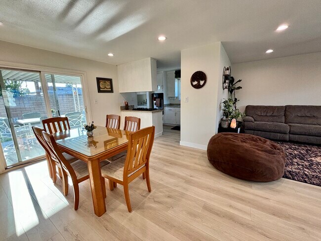 Building Photo - 1333 Currant Ave