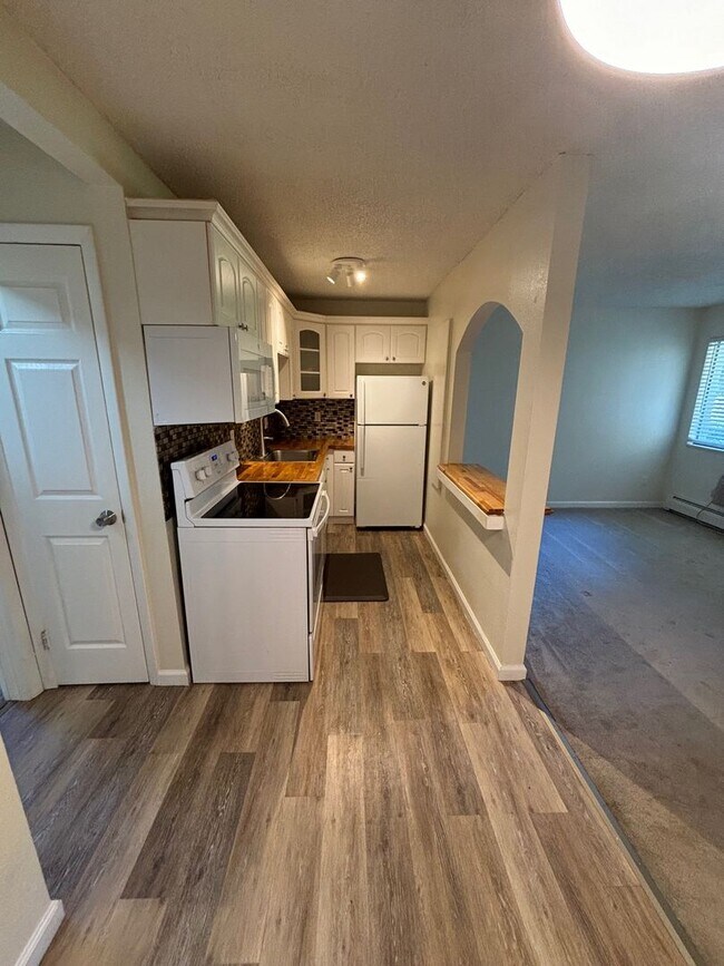 Building Photo - Jasmine Condos Updated 1 bd/1ba