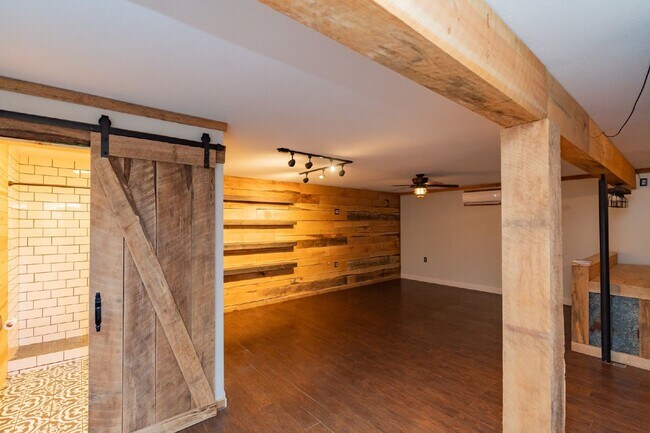 Building Photo - READY NOW!   Harrison Home with Finished Basement & Scenic Views