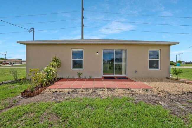 Building Photo - 2426 Santa Barbara Blvd N