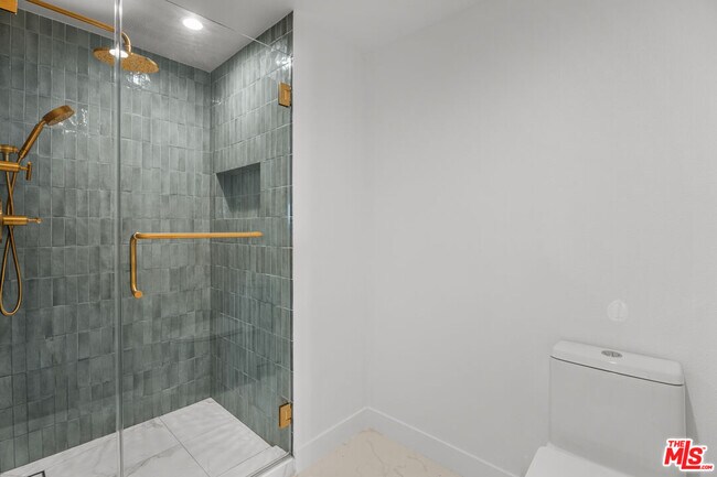 Building Photo - 1648 Palisades Dr