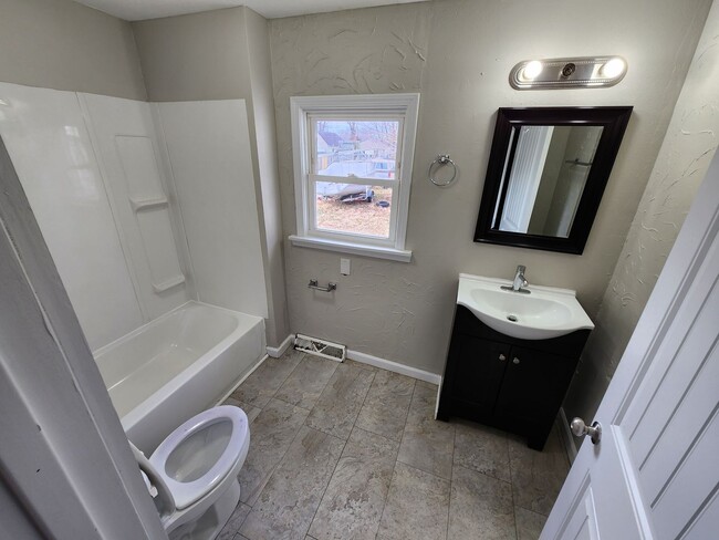 Building Photo - Spacious 3-Bedroom, 2-Bathroom Home AVAILABLE NOW!!