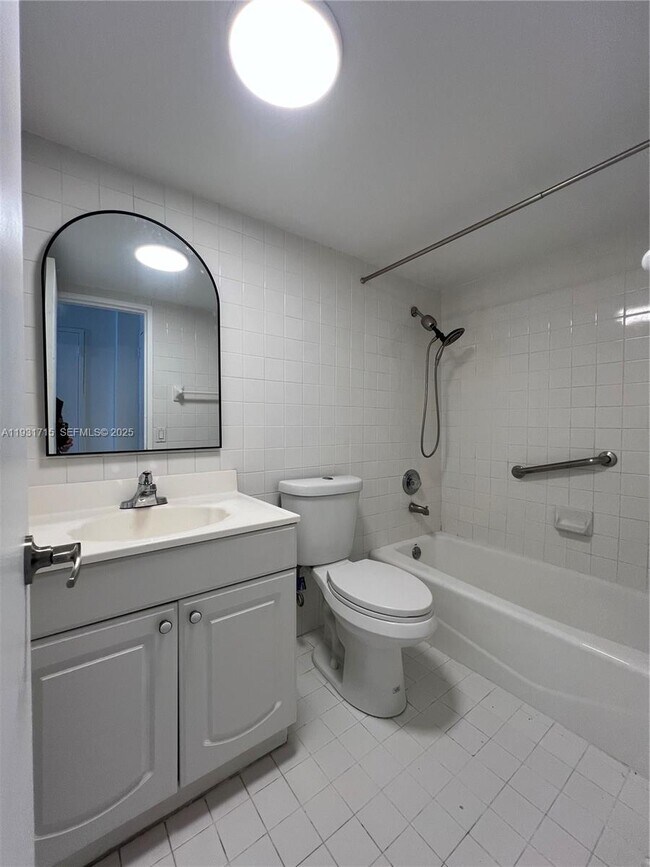 Building Photo - 1228 West Ave