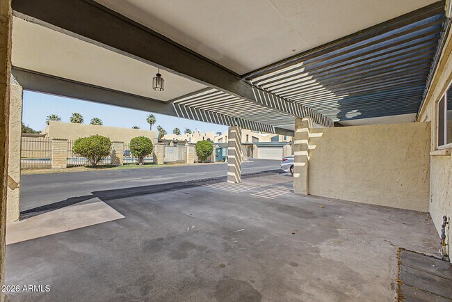 Building Photo - 2225 E Catalina Dr