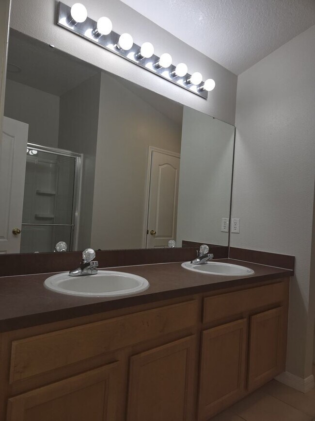 Building Photo - 3BD / 2.5BA Carriage Home