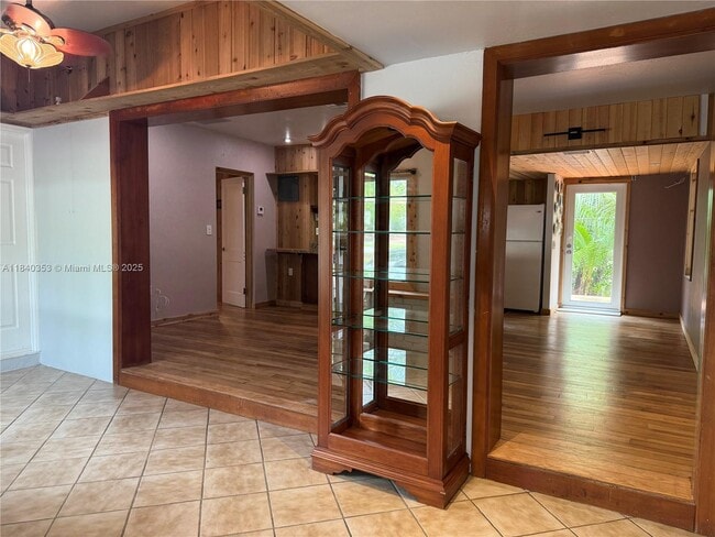 Building Photo - 612 SW 11th Ct
