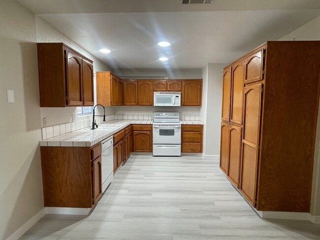 Building Photo - 3+2 READY NOW!