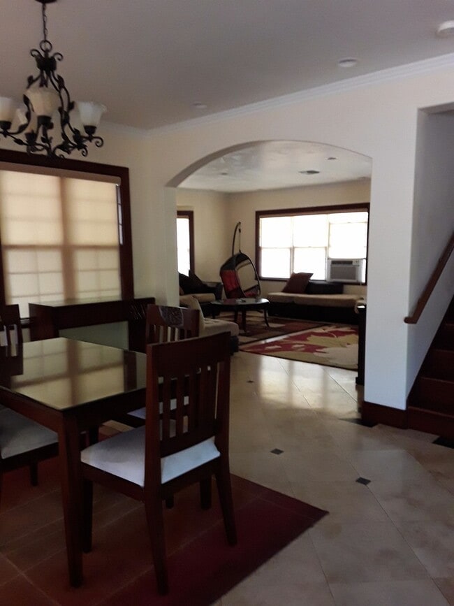 Building Photo - Large home in Lahaina for rent