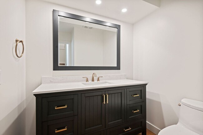 Building Photo - Fully Remodeled 2 Bed, 2 Bath East Beach T...