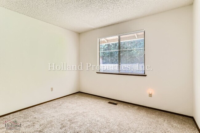 Building Photo - 1005 SW 192nd Ct