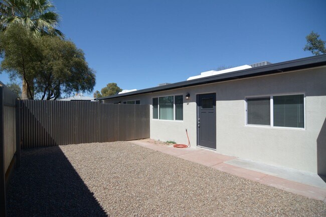 Building Photo - Remodeled 2 Bedroom 1 Bath Duplex! Great Central Tucson Location!