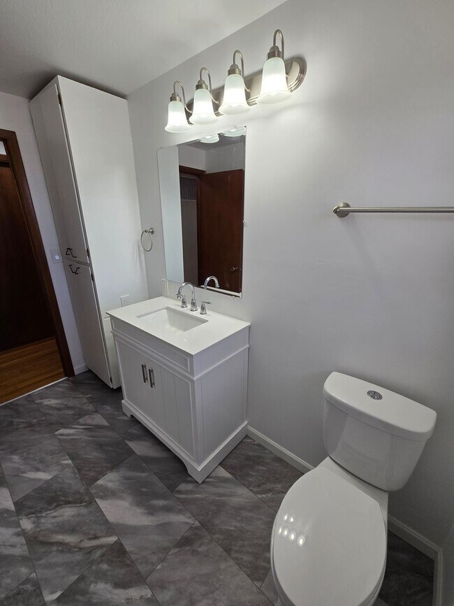 Building Photo - 3-4 bedroom ranch with attached garage, fe...
