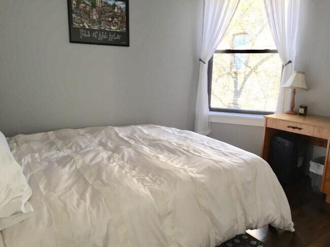 Building Photo - 2 bedroom in Chicago IL 60657