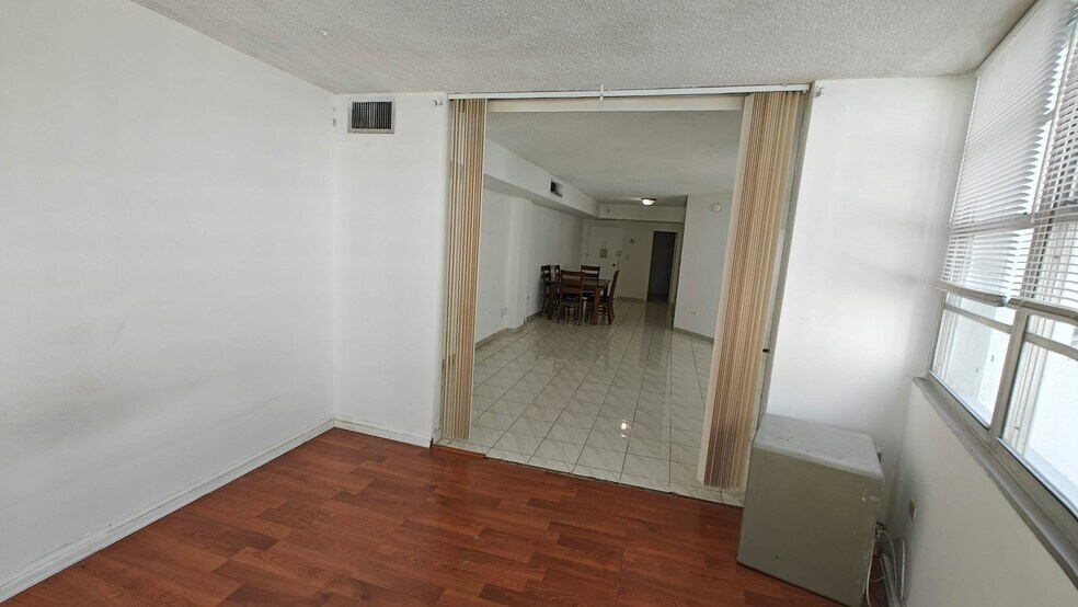 Building Photo - 999 Brickell Bay Dr