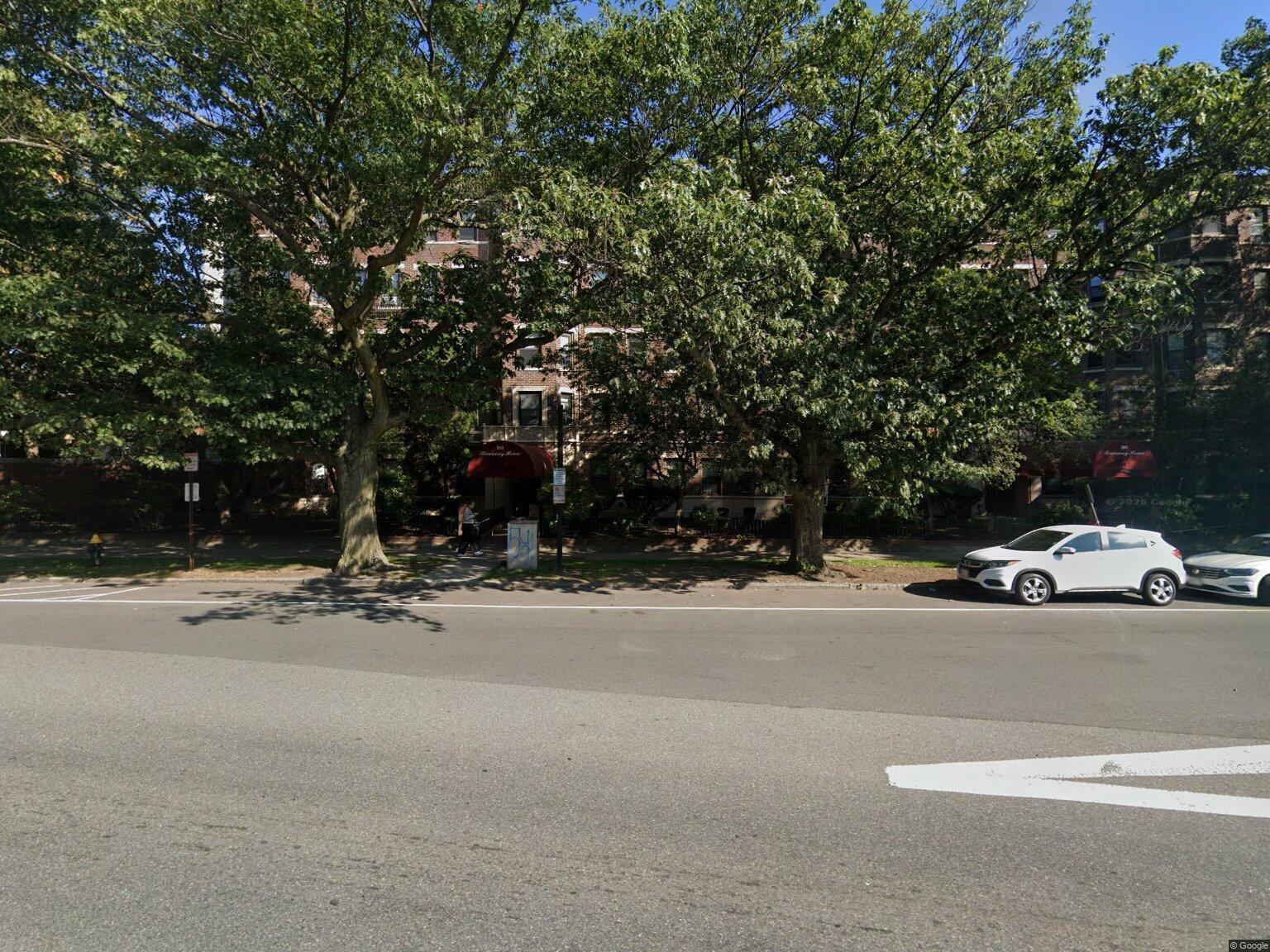 Building Photo - 352 Riverway