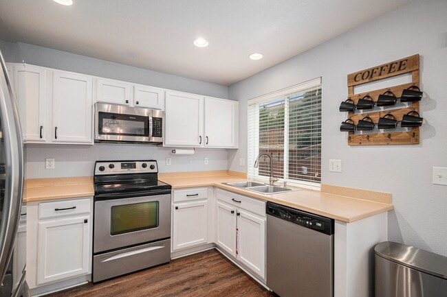 Building Photo - 4 Bedroom 2.5 Baths in the Meadows Castle ...