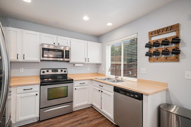 Building Photo - 4 Bedroom 2.5 Baths in the Meadows Castler...