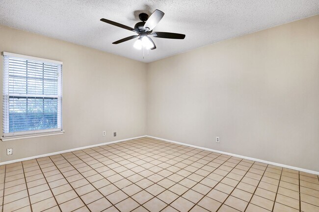 Building Photo - ***MOVE-IN SPECIAL: TWO WEEKS FREE***Single-Story Retreat with Versatile Spaces in Established Ne...