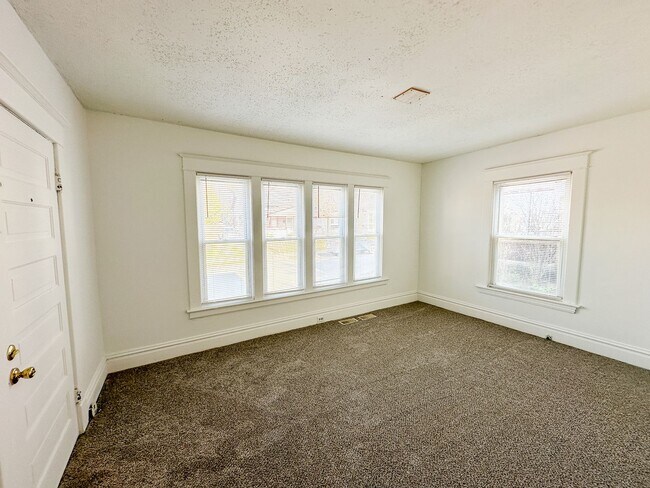 Building Photo - 748-750 Hogan SW