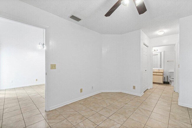 Building Photo - 3947 Island Club Cir W