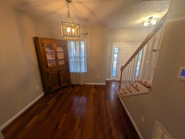 Building Photo - 717 Windsor Dr SE