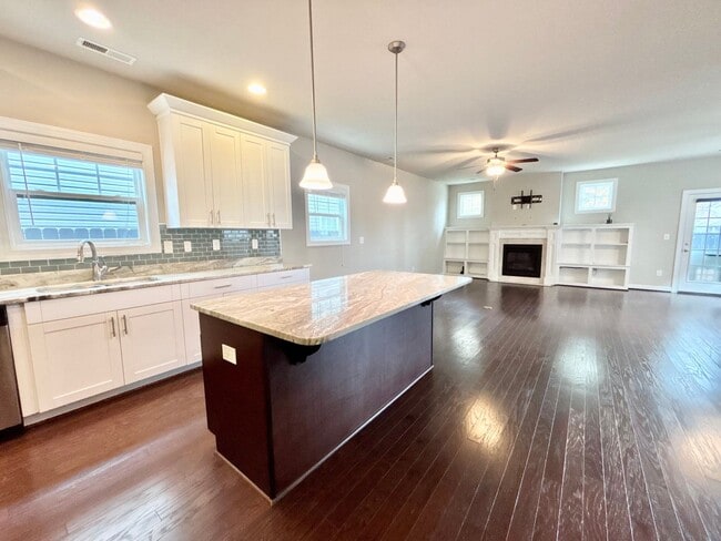 Building Photo - Gorgeous Home in Town Center Virginia Beach!