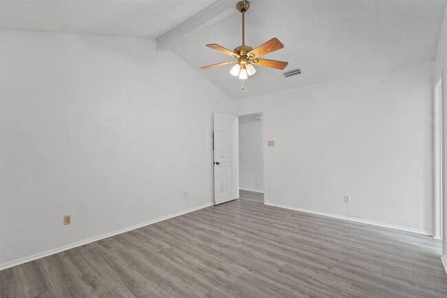 Building Photo - 701 Riverwood Dr