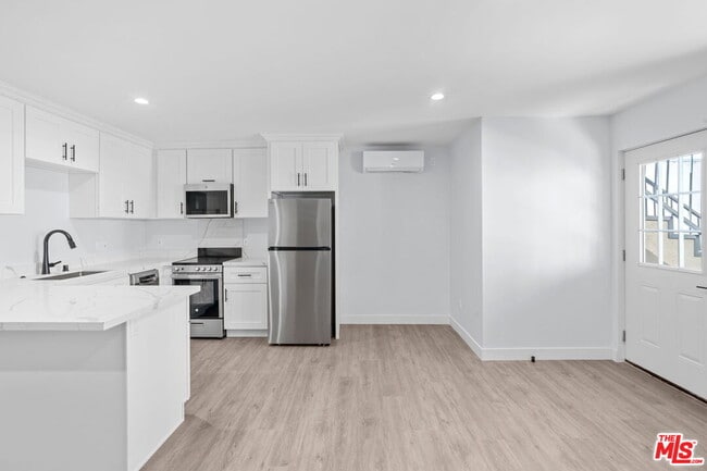 Building Photo - 1518 1/4 Stearns Dr