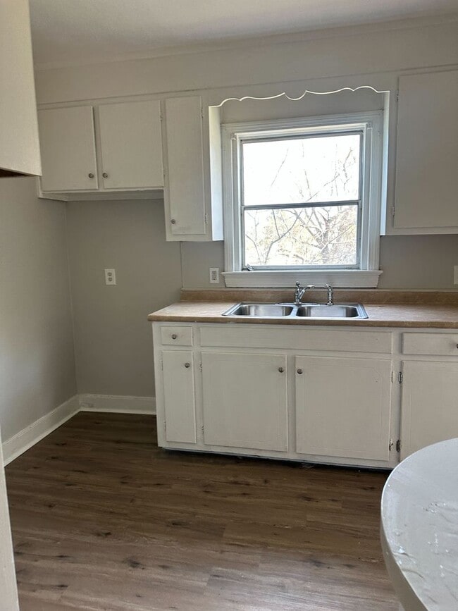 Building Photo - Classic Charm Meets Modern Comfort – 3BR/2BA Home