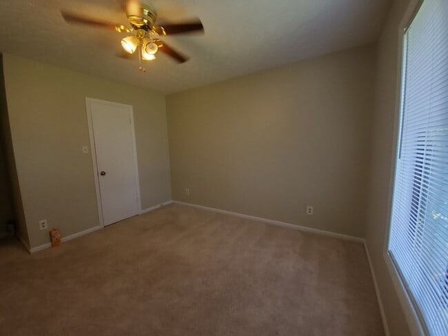 Building Photo - 6400 Hollyhock Ct