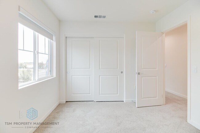 Building Photo - 16076 Jaegar Ln