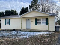 Building Photo - 2 bed 2 bath home in a good neighborhood! ...